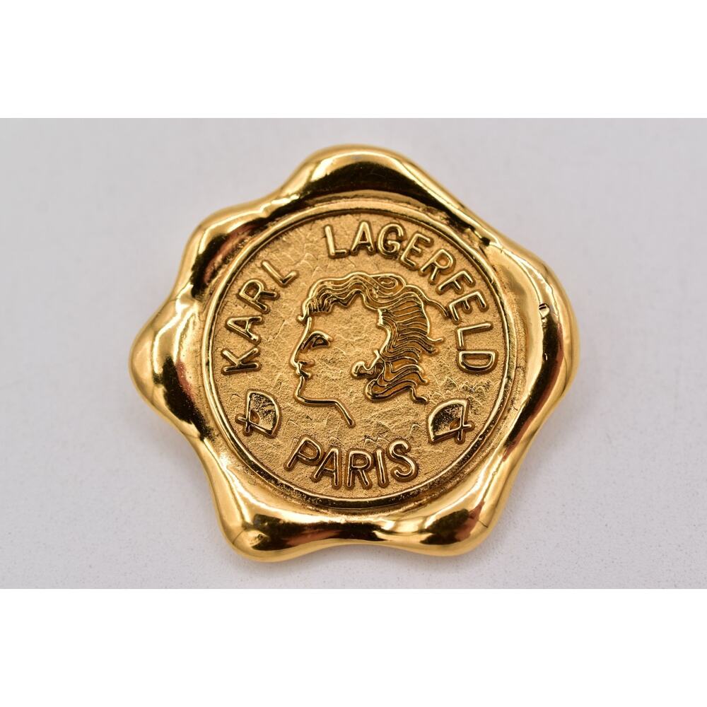Karl Lagerfeld Vintage 1.25" Logo Seal Brooch Paris Medallion Gold Signed Bin5B - Picture 2 of 12